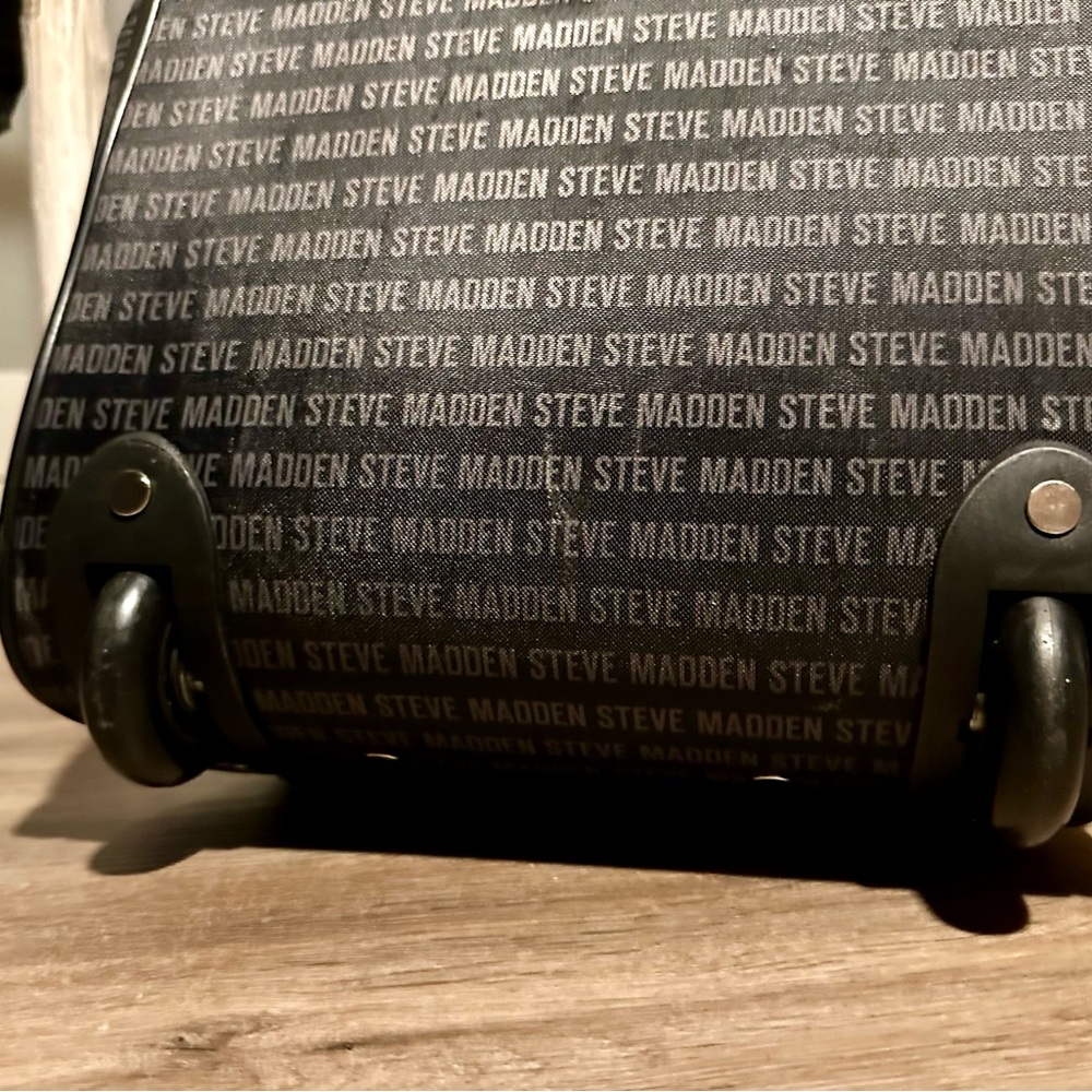 Steve Madden carry all bag with rollers NWT - Picture 3 of 6